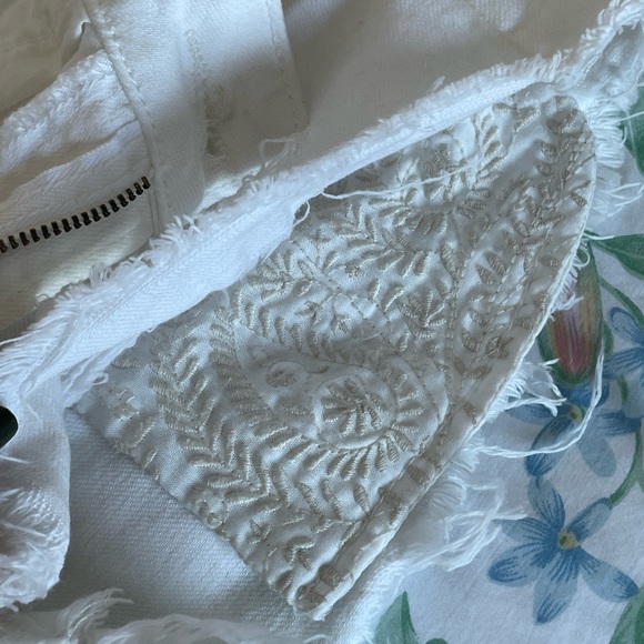 White shorts - Picture 5 of 5